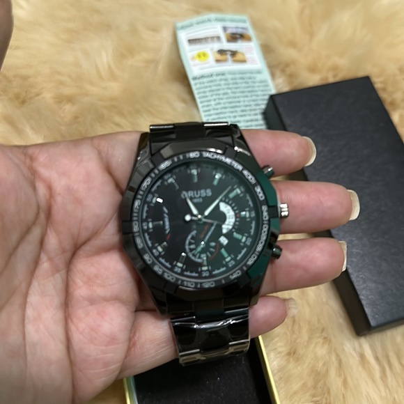 Black Quartz Style Men’s Watch with Chain Adjustment Tool - Picture 5 of 7